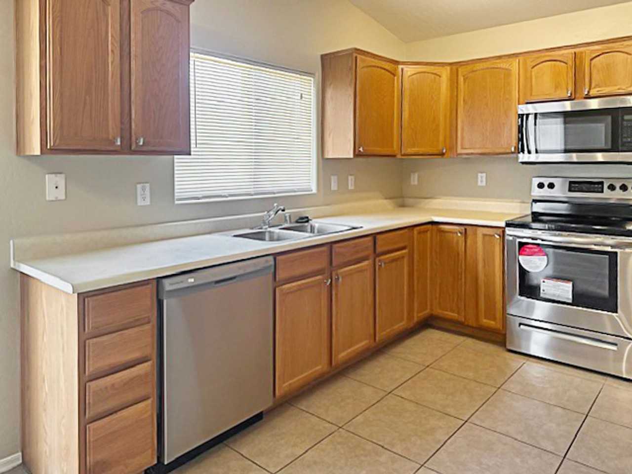 13410 W Watson Ln - Photo 7 of 20