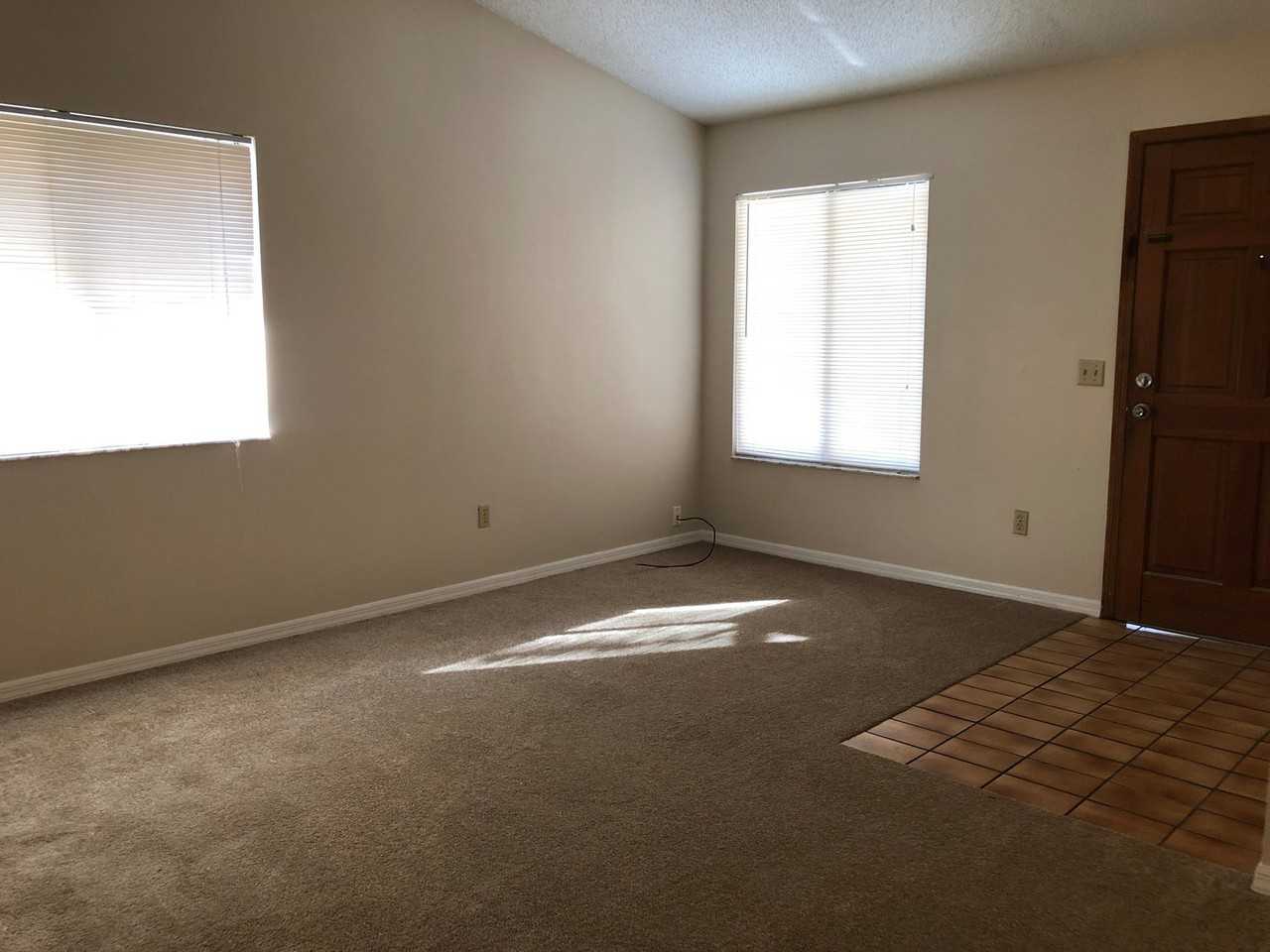 906 Robinhood Ct - Photo 2 of 11