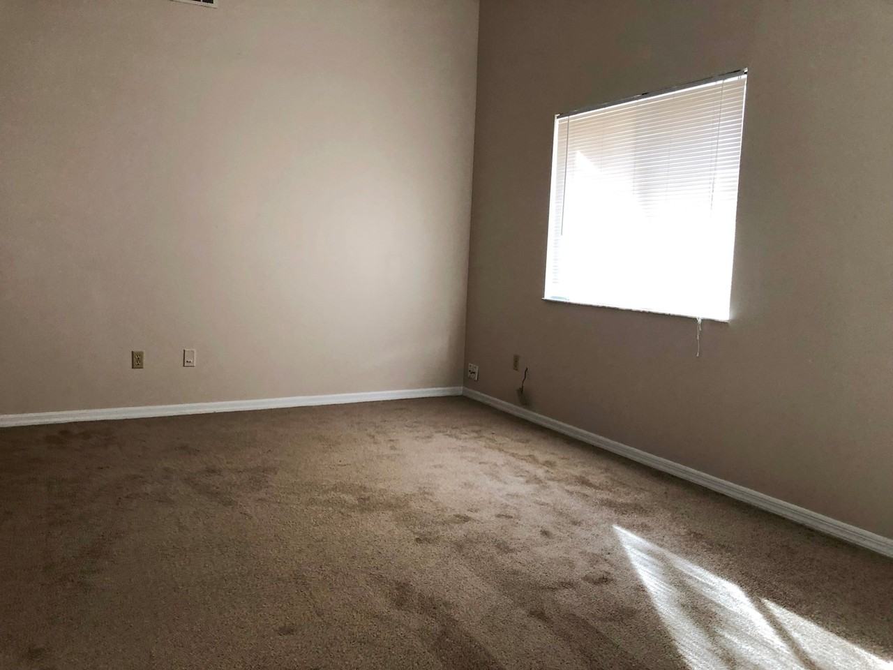 906 Robinhood Ct - Photo 3 of 11