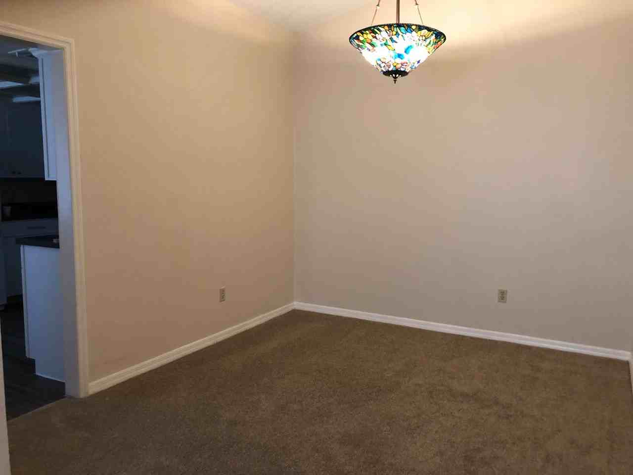 906 Robinhood Ct - Photo 4 of 11