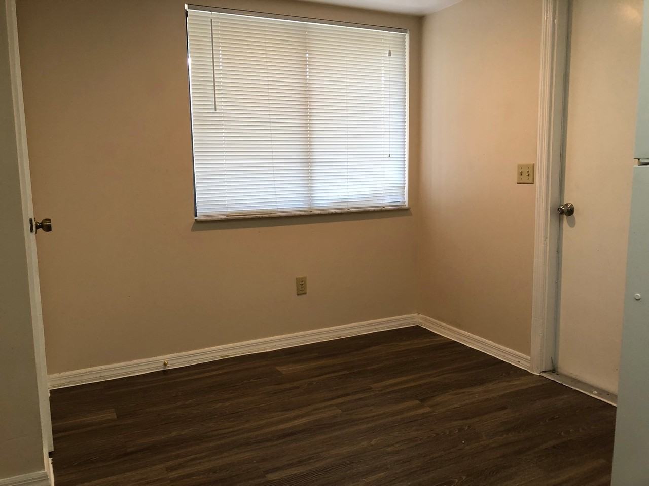 906 Robinhood Ct - Photo 6 of 11