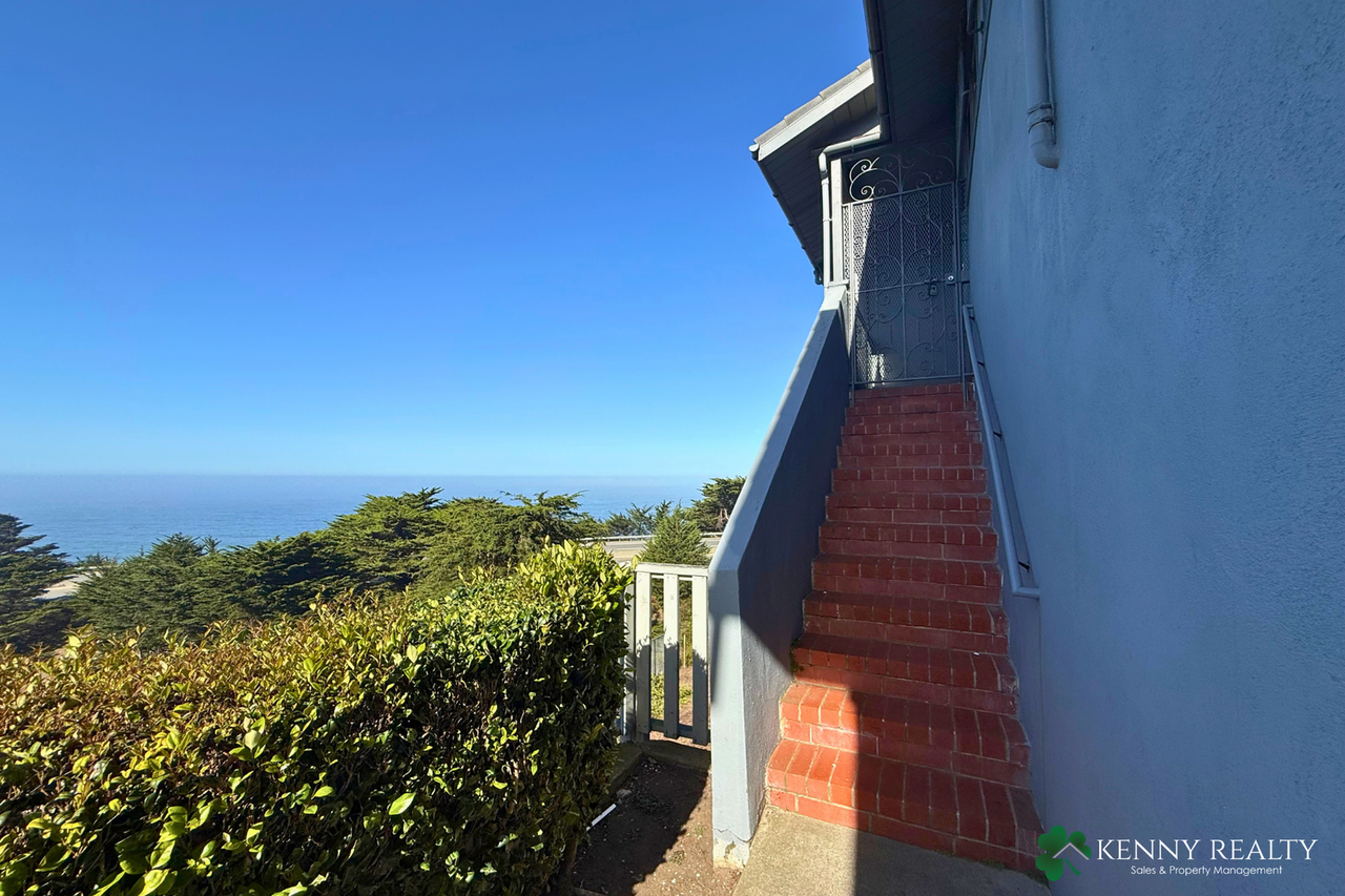 23 Holiday Ct - Photo 2 of 42