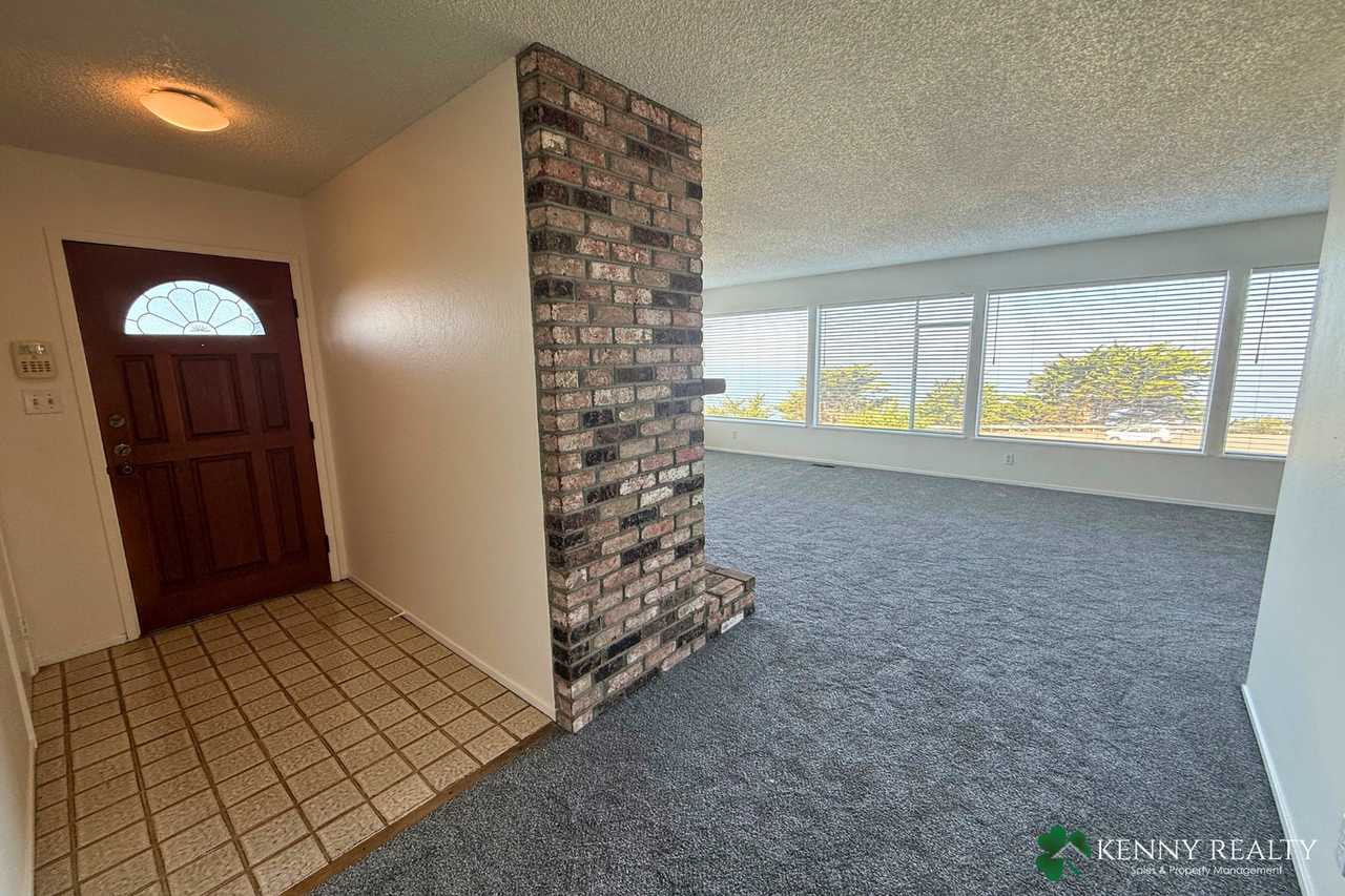 23 Holiday Ct - Photo 4 of 42