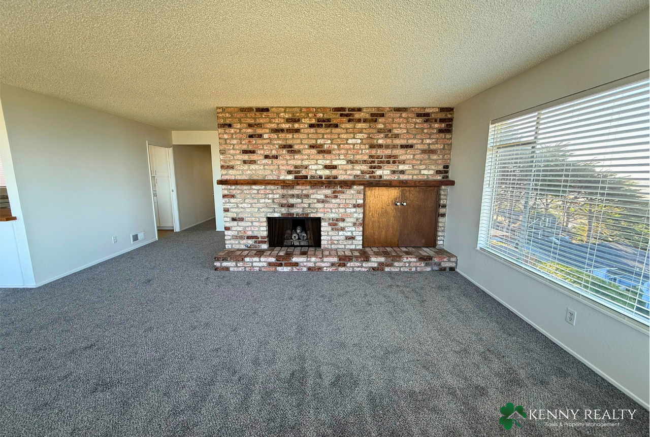 23 Holiday Ct - Photo 5 of 42
