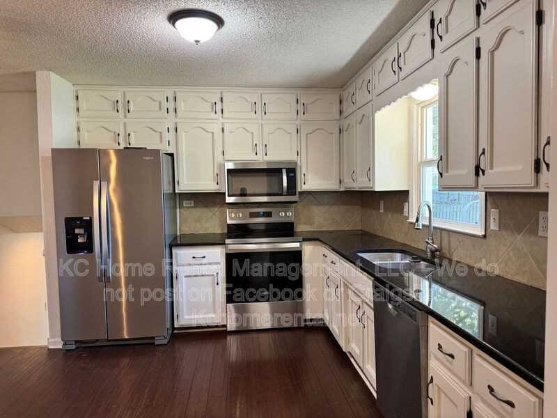 1011 Se 6th St - Photo 4 of 24
