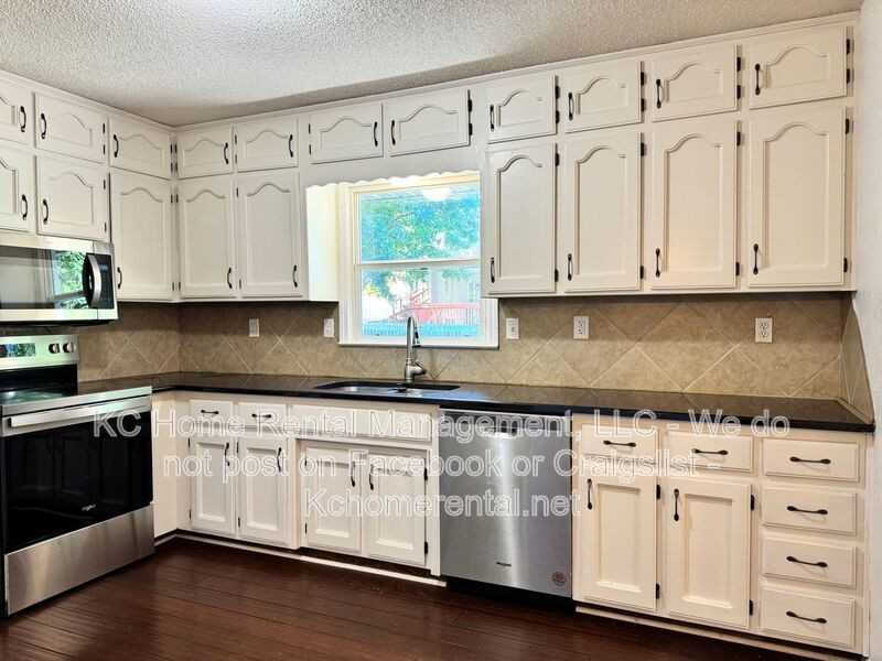 1011 Se 6th St - Photo 5 of 24