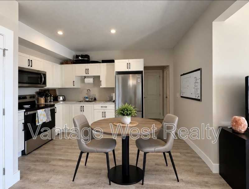 3350B Hawks Cres - Photo 3 of 7