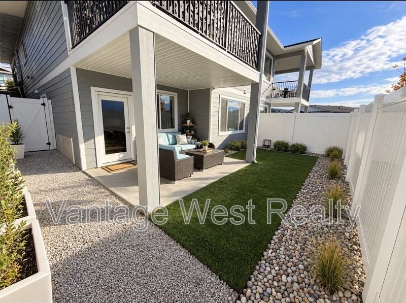 3350B Hawks Cres - Photo 7 of 7