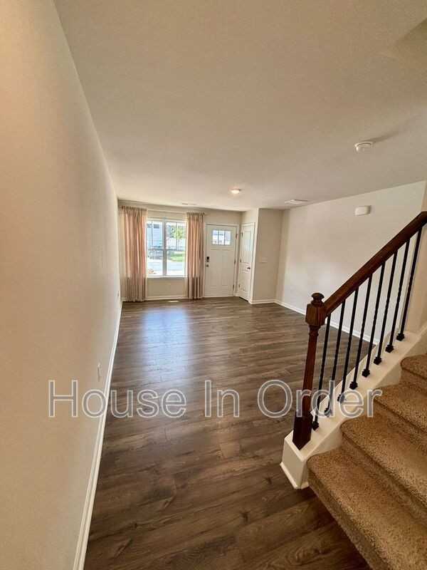 10 Malcolm Ct - Photo 4 of 18
