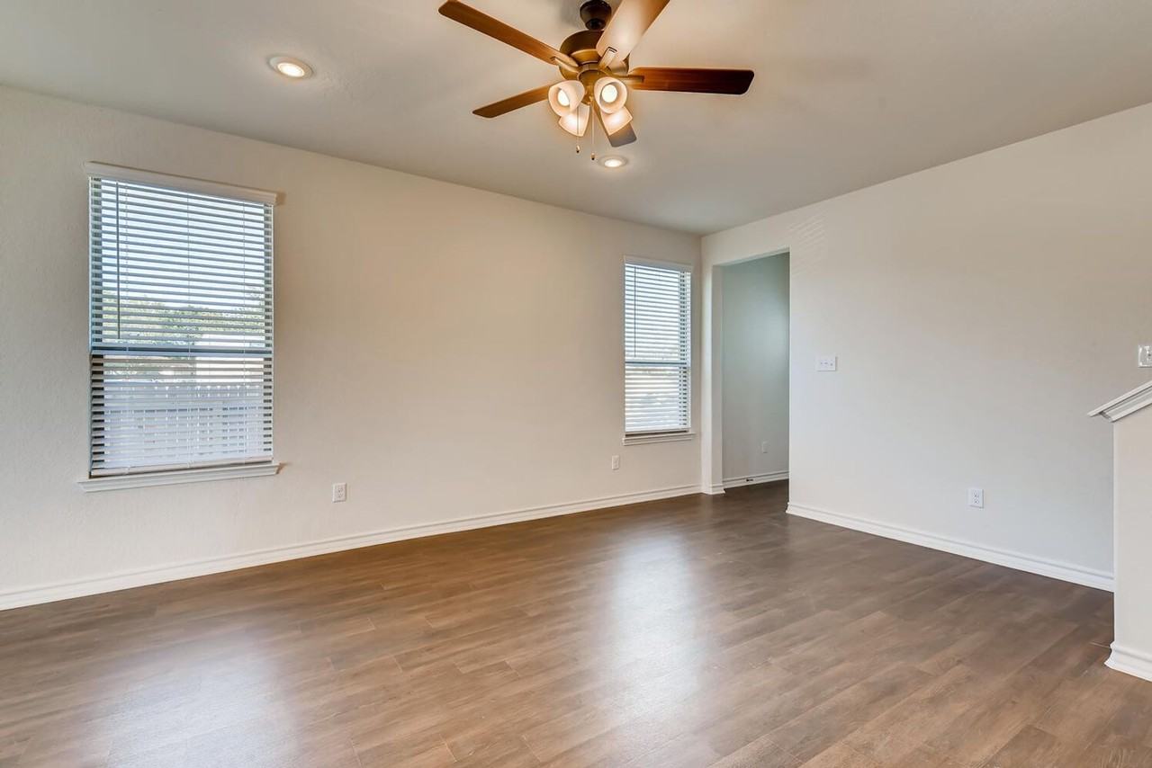 2523 Lynwood Bnd #101 - Photo 4 of 19