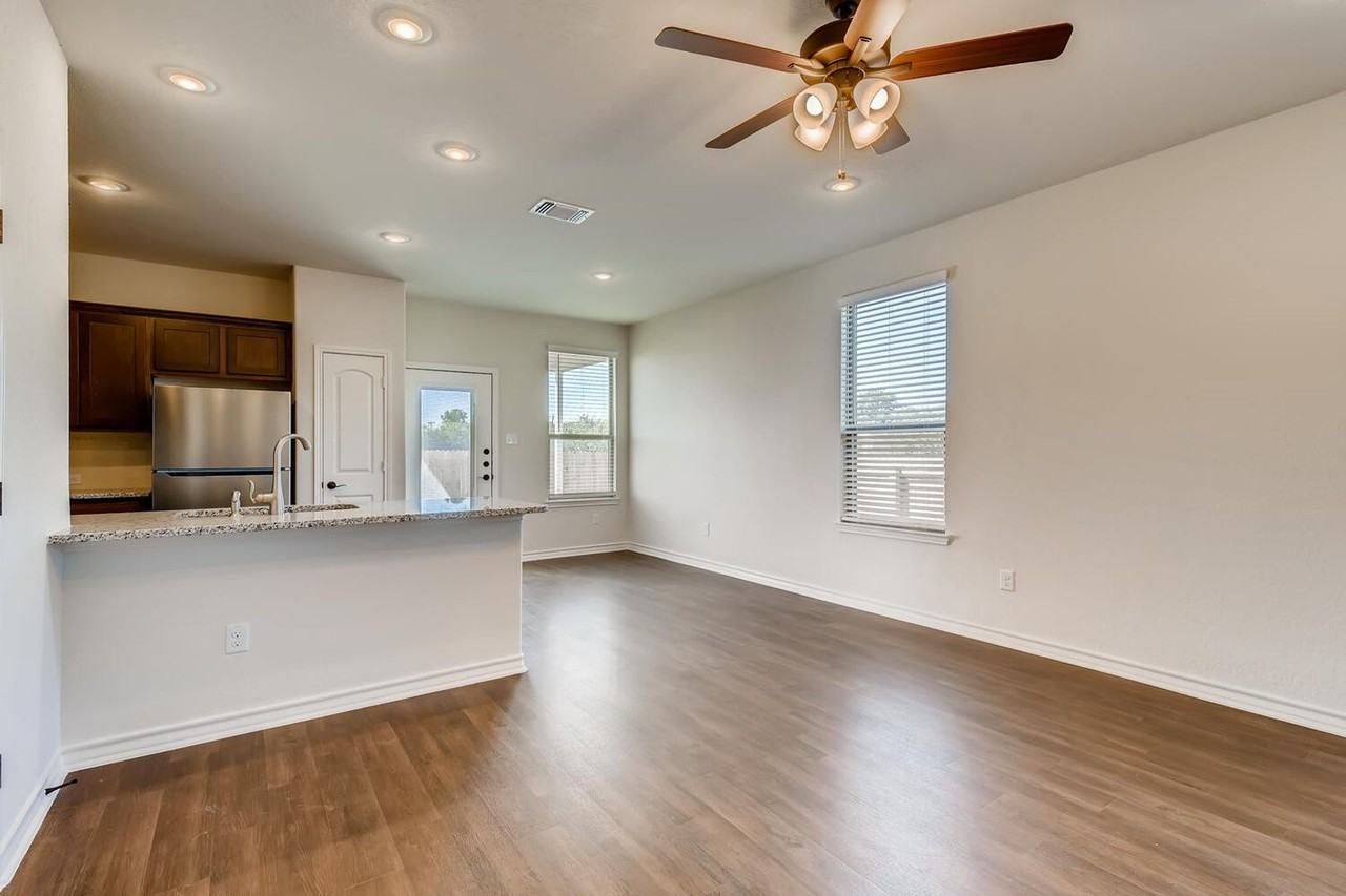 2523 Lynwood Bnd #101 - Photo 5 of 19