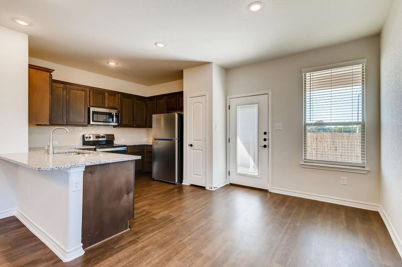 2523 Lynwood Bnd #101 - Photo 6 of 19