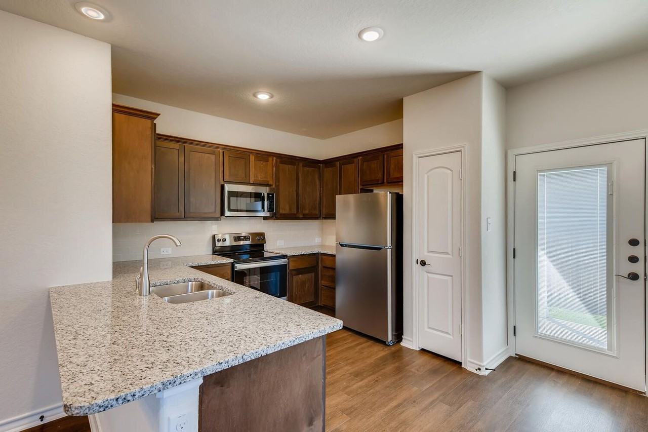 2523 Lynwood Bnd #101 - Photo 7 of 19