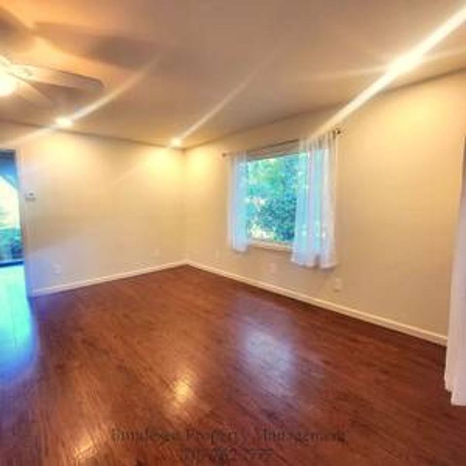 552 Howard St #A - Photo 3 of 26