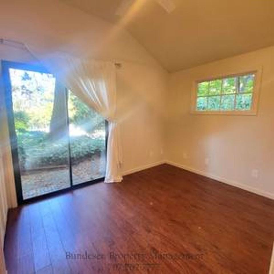 552 Howard St #A - Photo 4 of 26