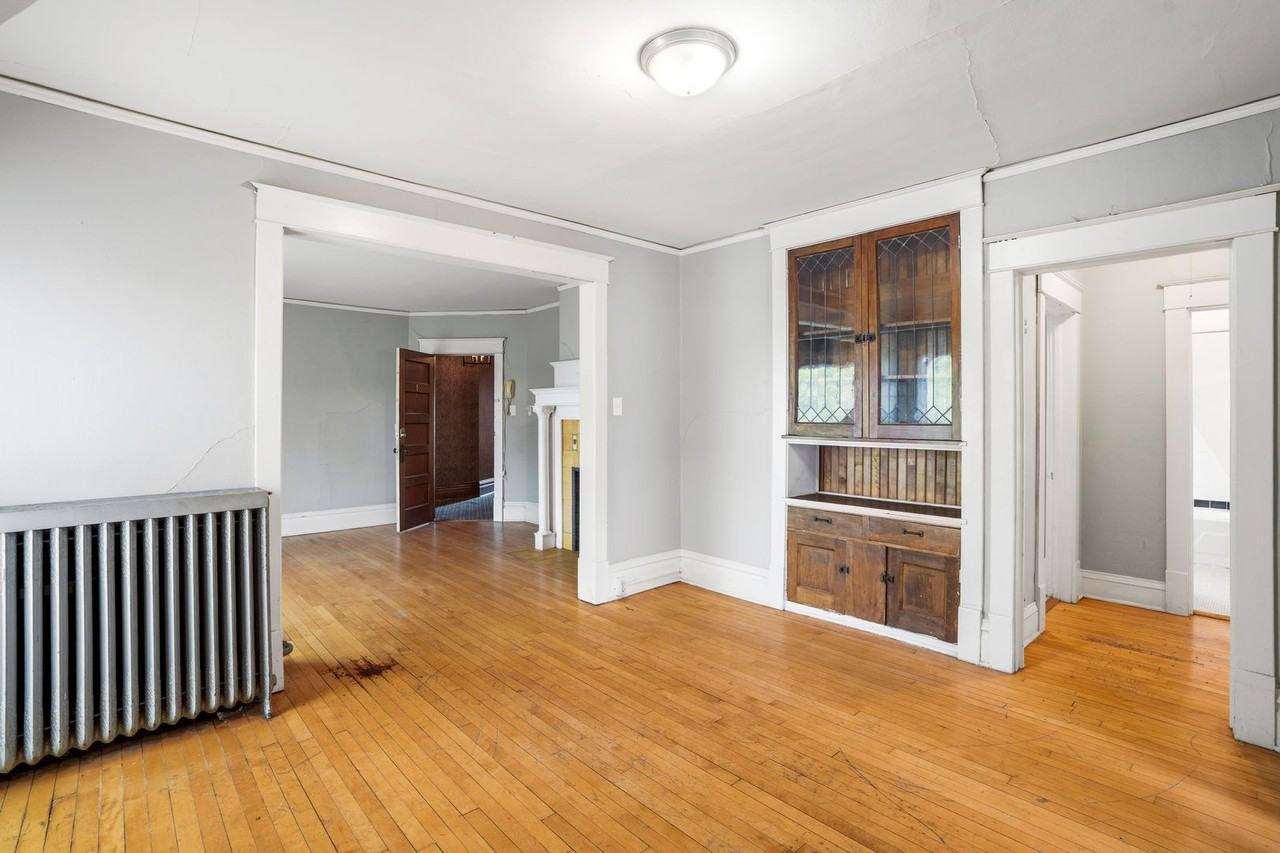 2105 E Kenwood Blvd - Photo 2 of 24