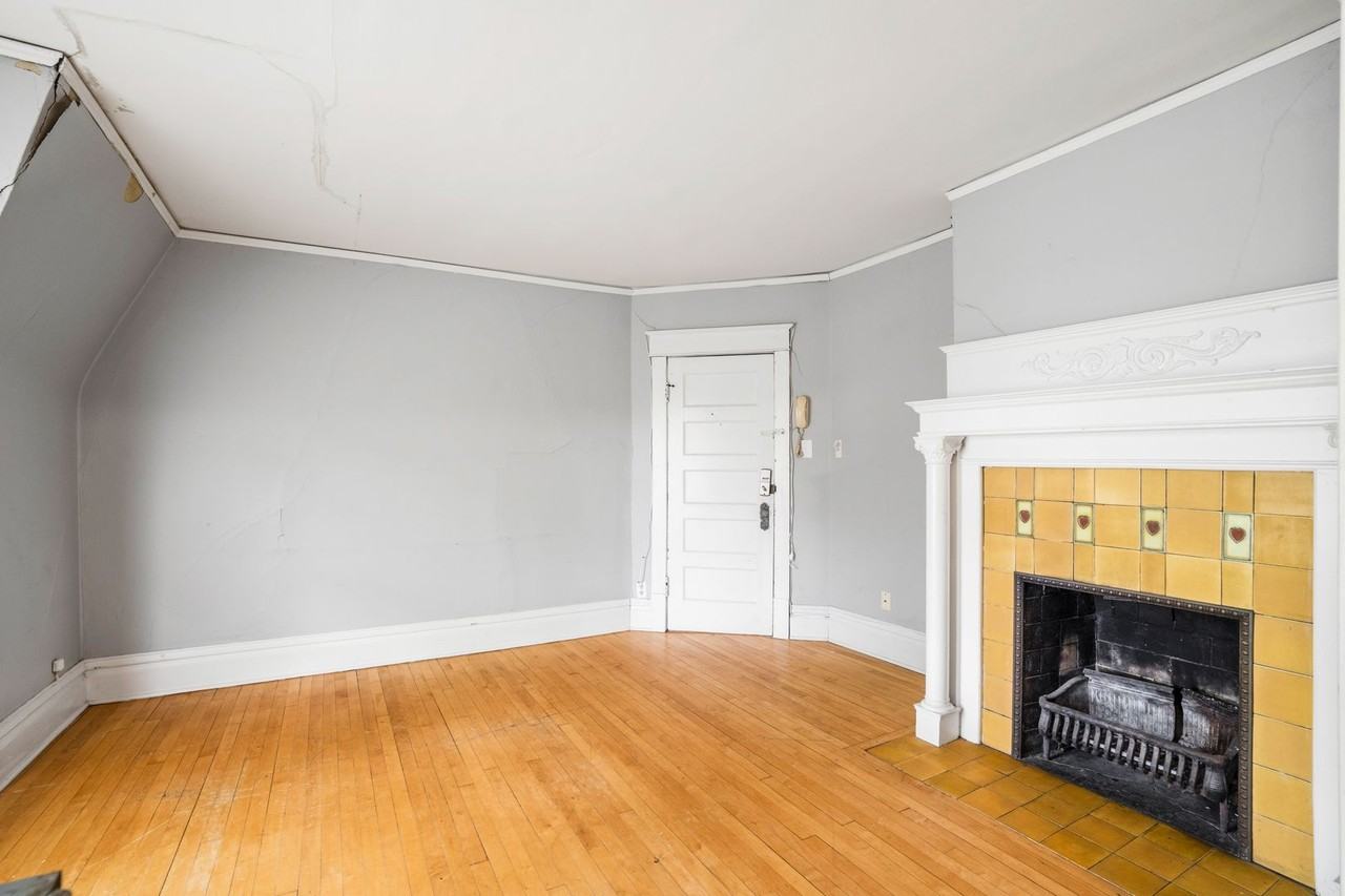 2105 E Kenwood Blvd - Photo 3 of 24