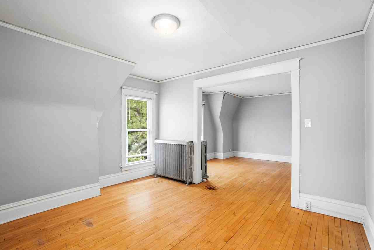 2105 E Kenwood Blvd - Photo 4 of 24