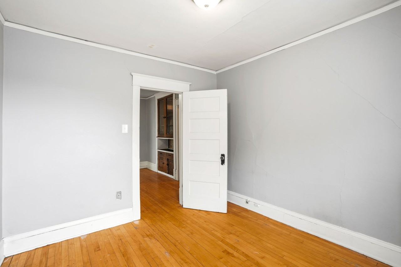 2105 E Kenwood Blvd - Photo 6 of 24