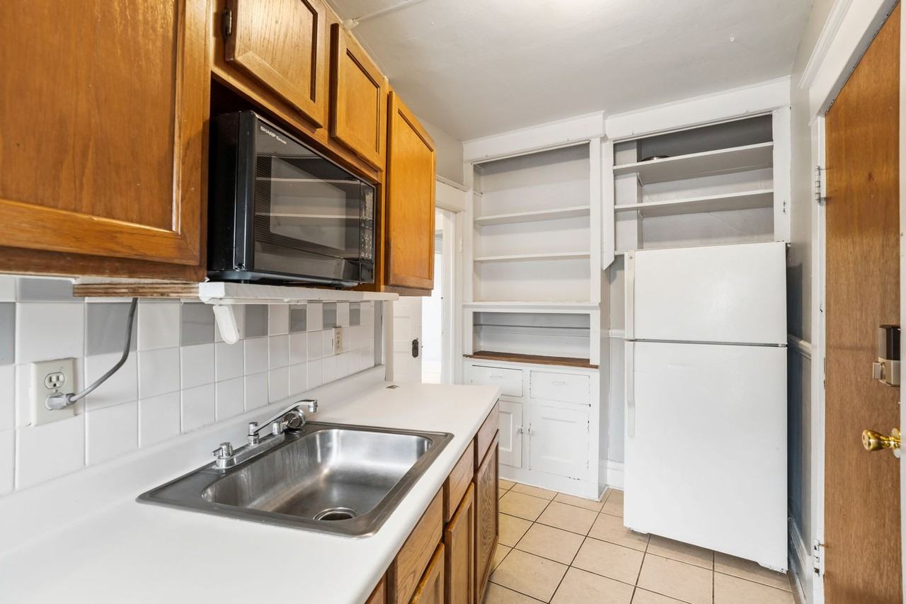2105 E Kenwood Blvd - Photo 7 of 24