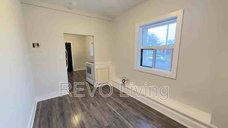 292 Welland Ave - Photo 6 of 12