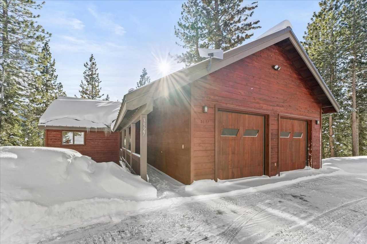 3527 Chamonix Rd - Photo 4 of 50