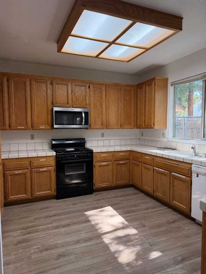 8574 Hydrangea Ct - Photo 4 of 17