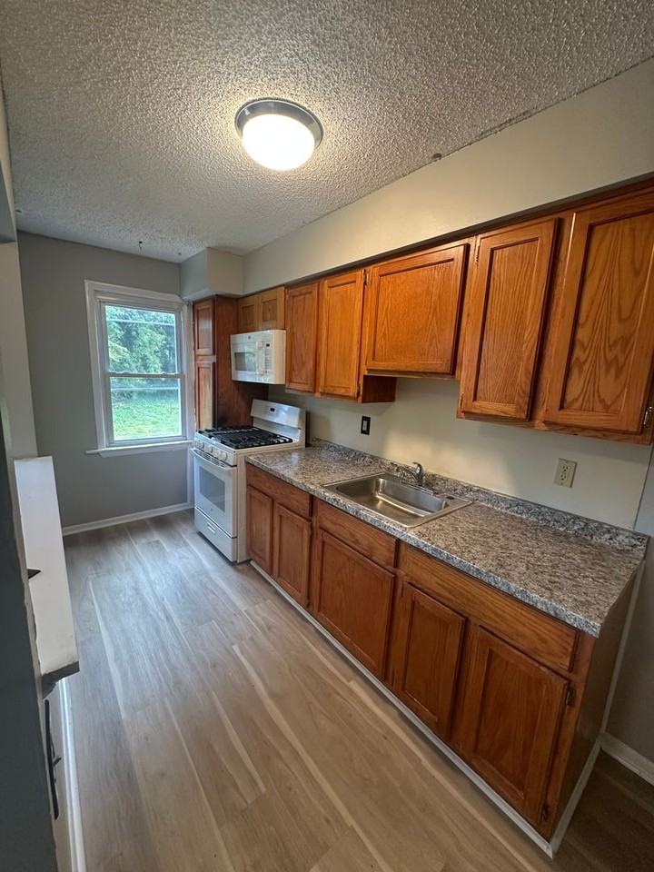 139 Greenwood Rd - Photo 6 of 11