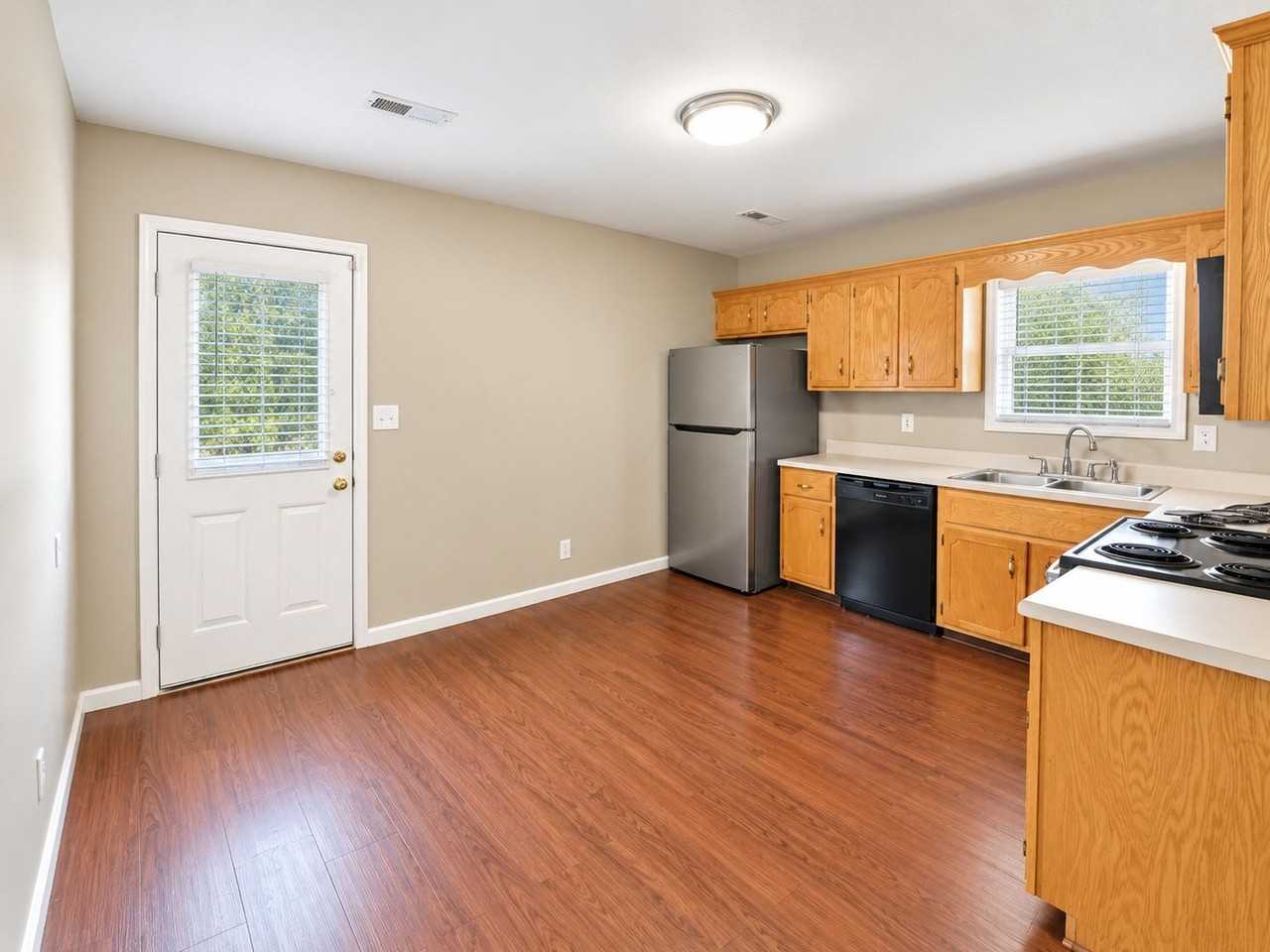256 Executive Ave - Photo 4 of 11