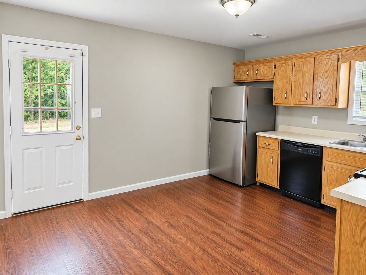 256 Executive Ave - Photo 5 of 11