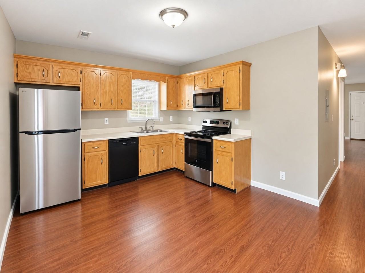 256 Executive Ave - Photo 6 of 11