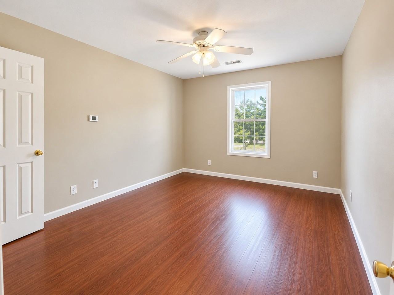 256 Executive Ave - Photo 7 of 11
