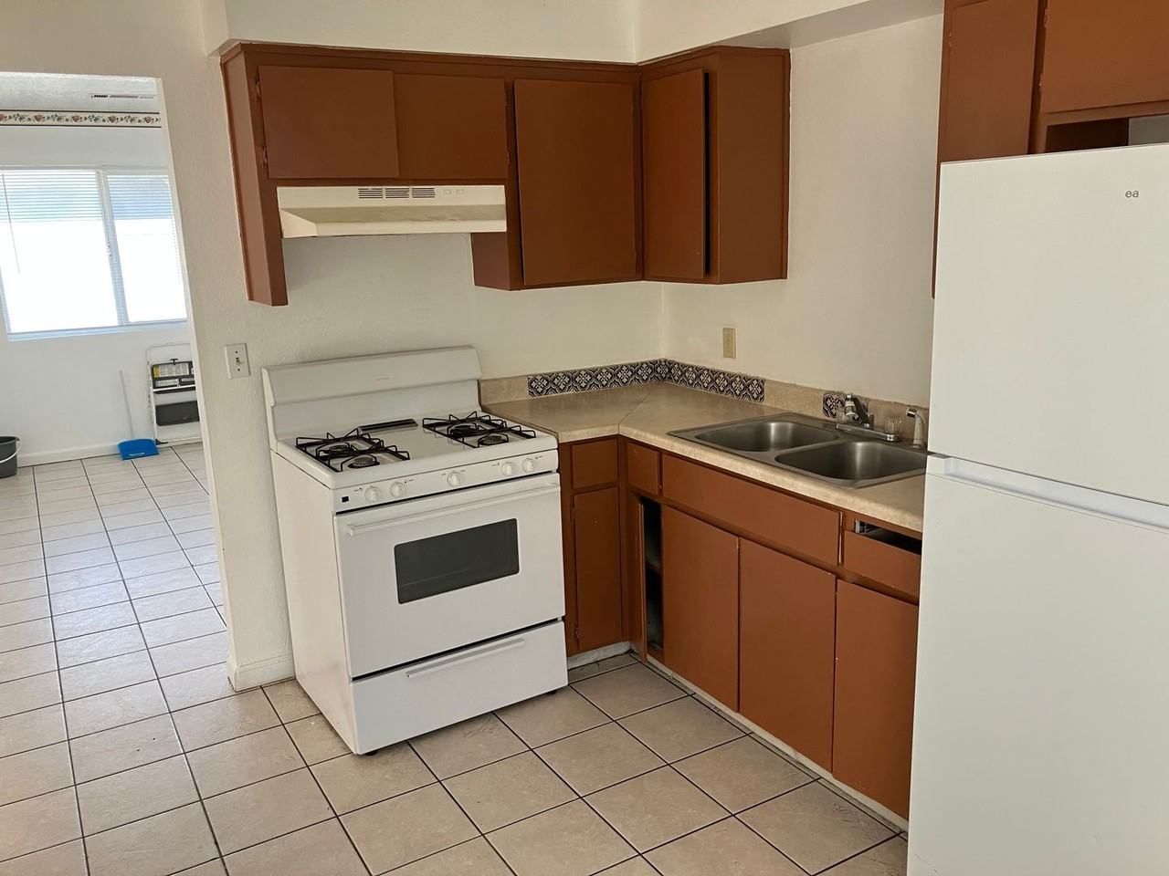 928 W 13th St - Photo 2 of 10