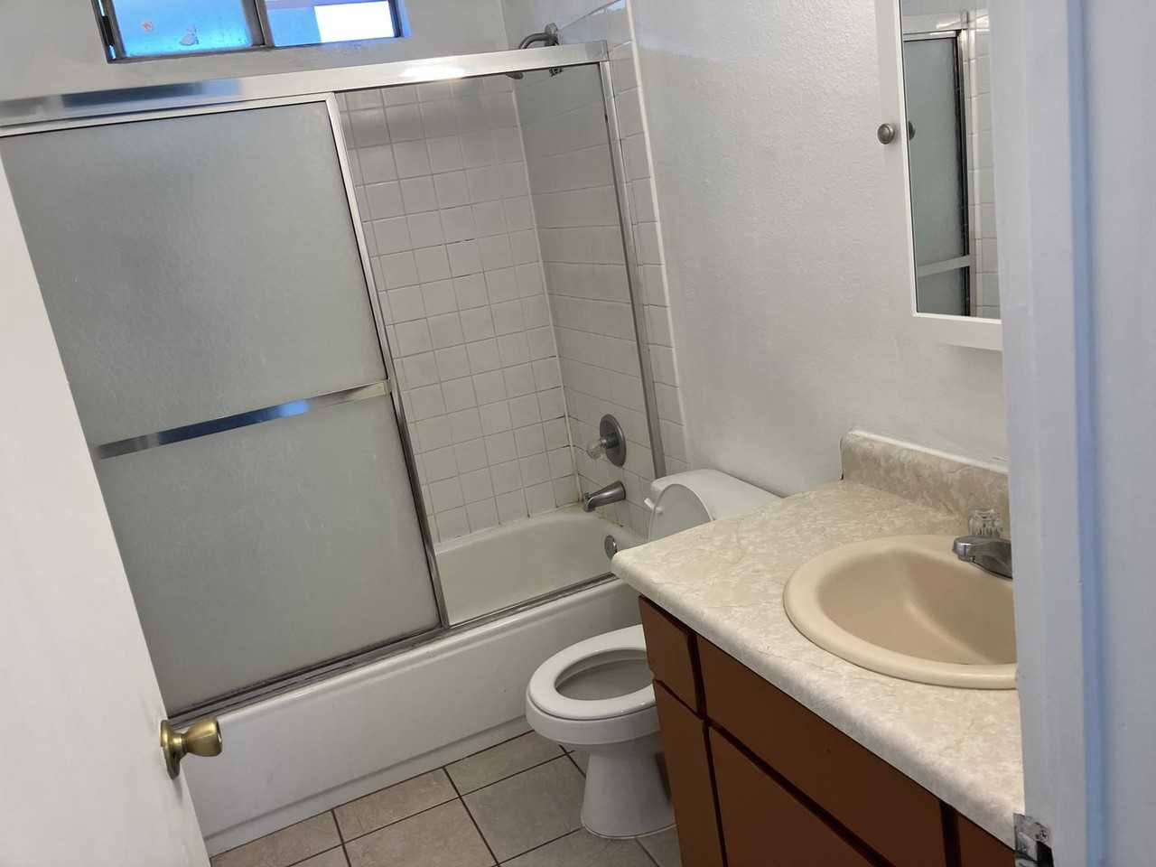 928 W 13th St - Photo 4 of 10