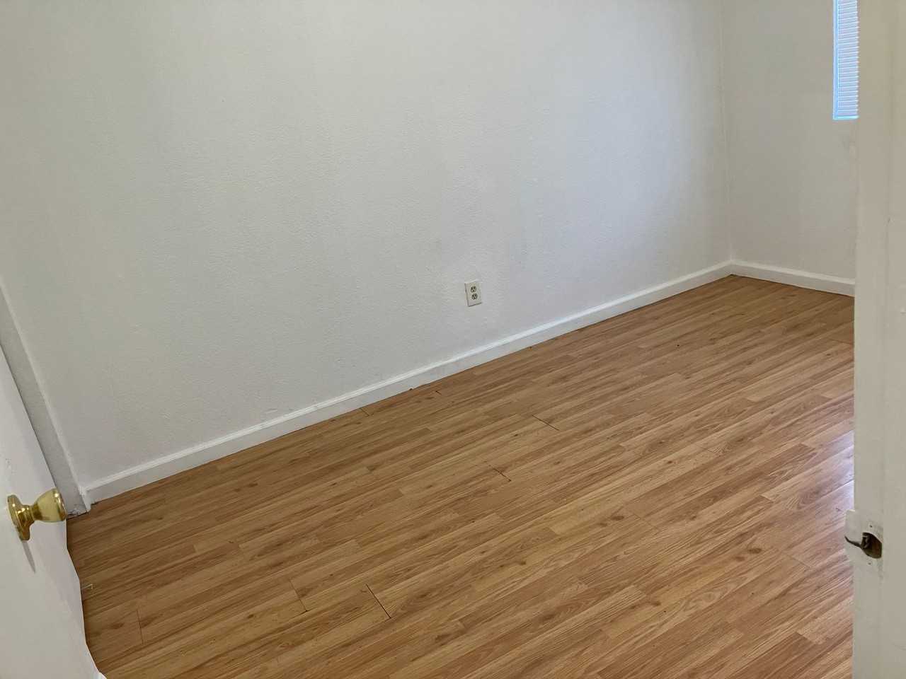 928 W 13th St - Photo 5 of 10