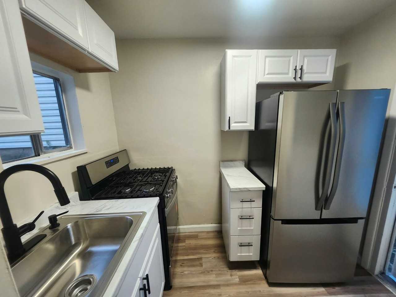 1407 Superior Ave - Photo 3 of 37