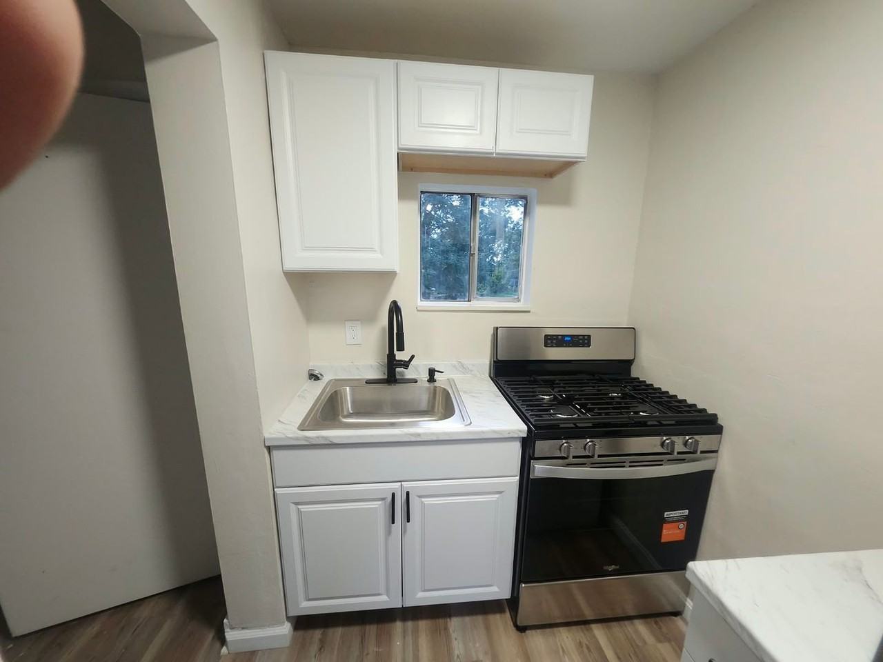 1407 Superior Ave - Photo 4 of 37