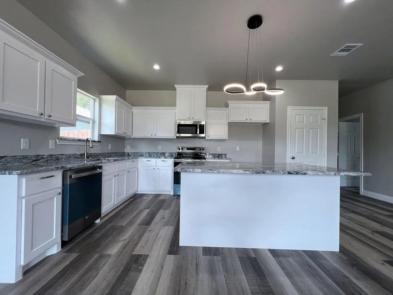 821 Edgar St - Photo 2 of 17