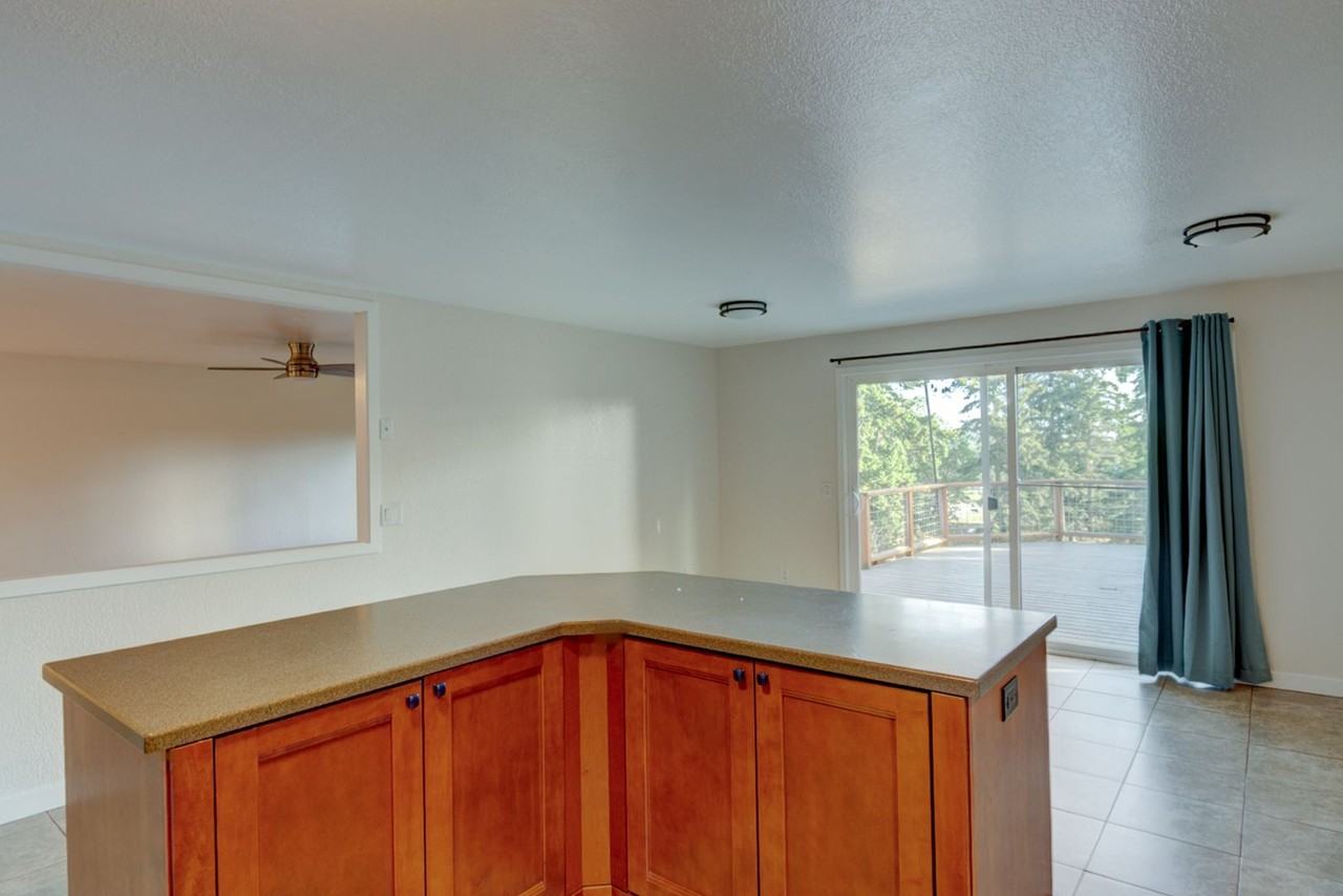 1054 Ne Pennington Loop - Photo 4 of 31