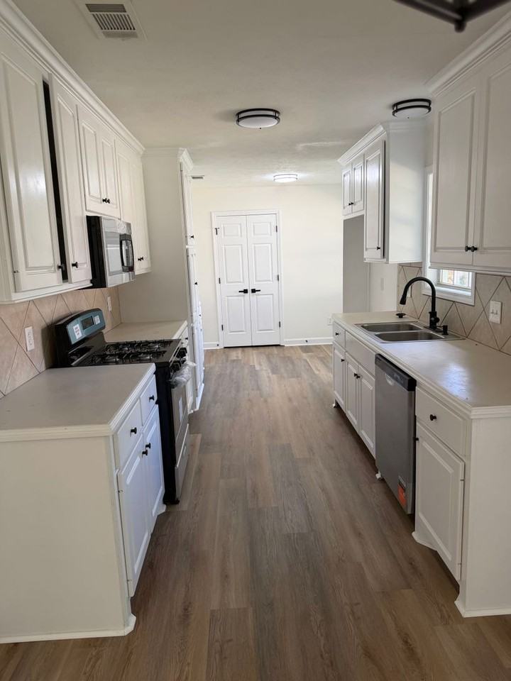 703 Lansdowne Ln - Photo 3 of 21
