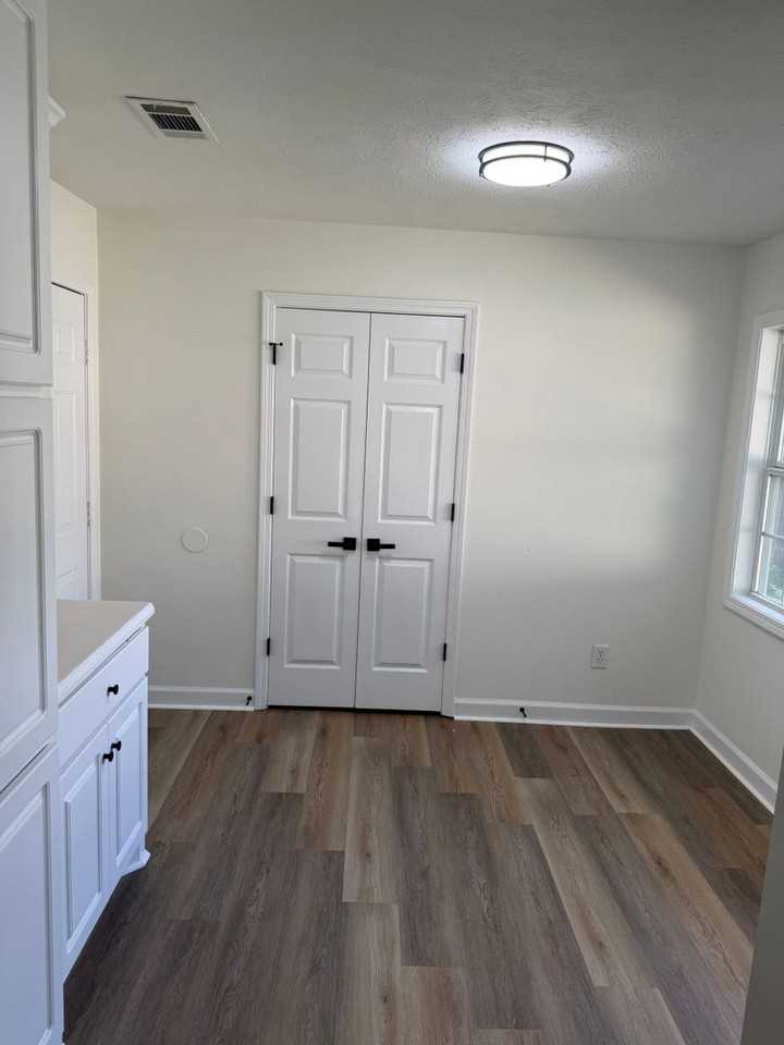 703 Lansdowne Ln - Photo 6 of 21