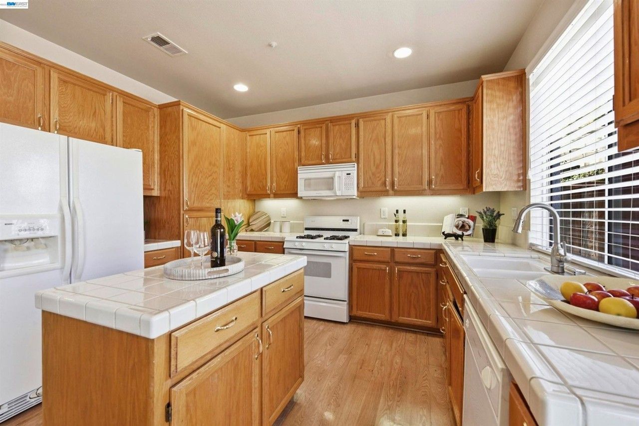 1881 Serpentine Dr - Photo 4 of 33
