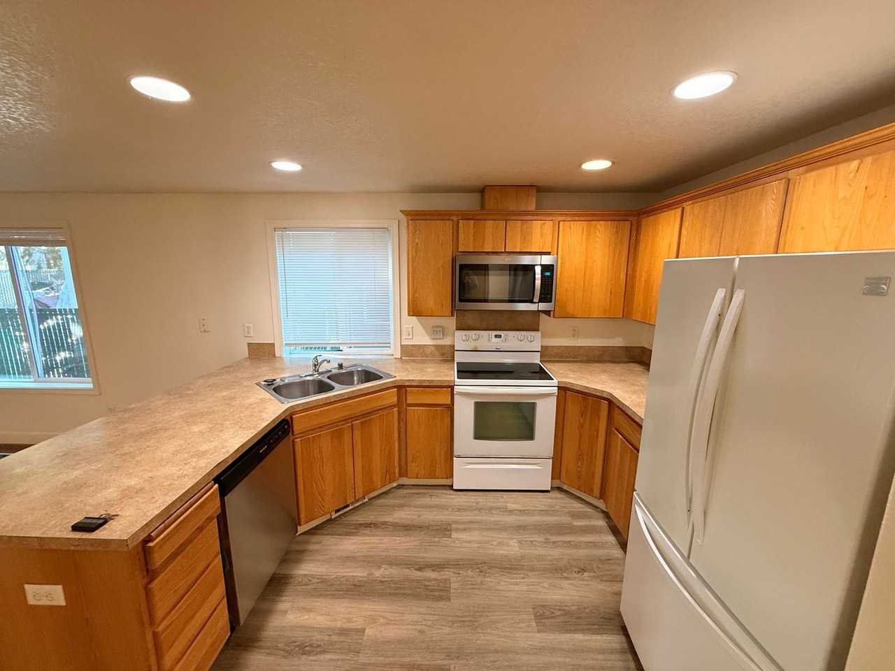 10205 Ne 58th St - Photo 2 of 25