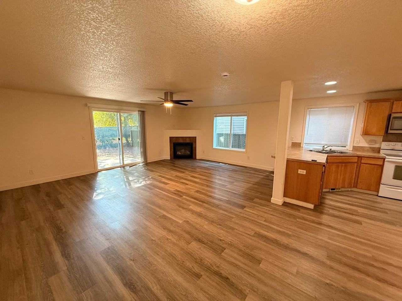 10205 Ne 58th St - Photo 4 of 25