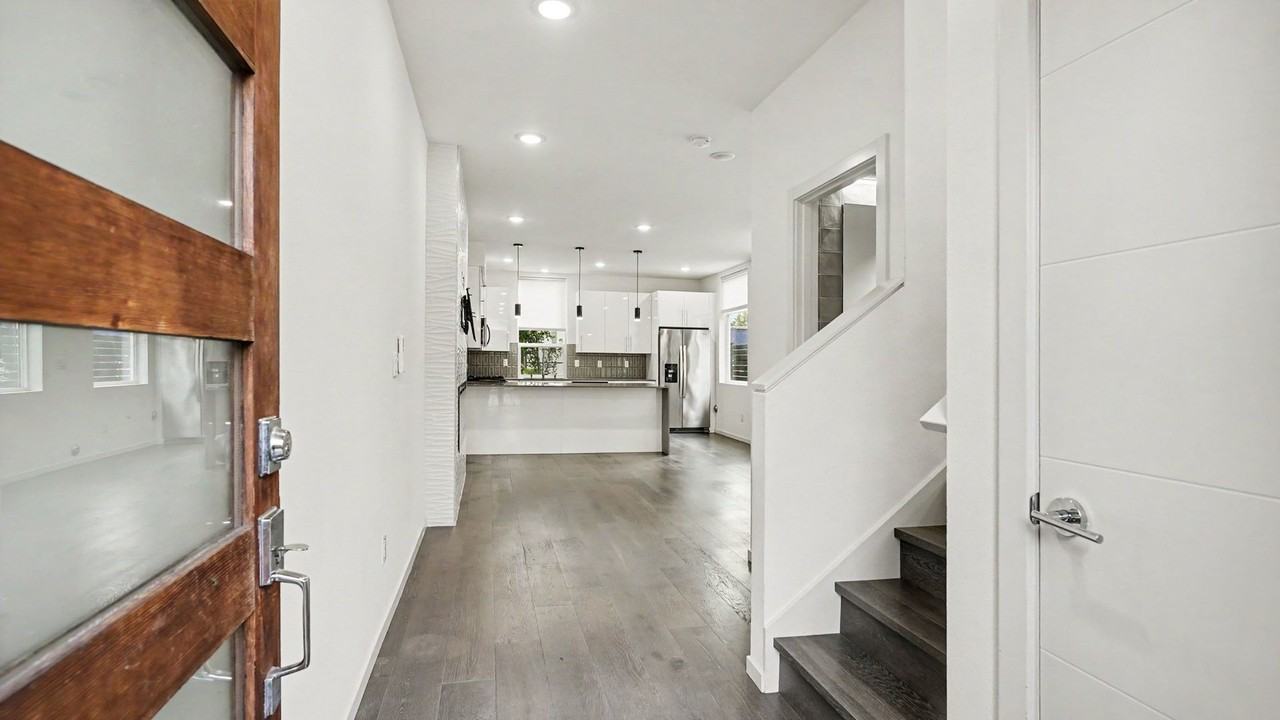 9250B 17th Ave Sw - Photo 3 of 18