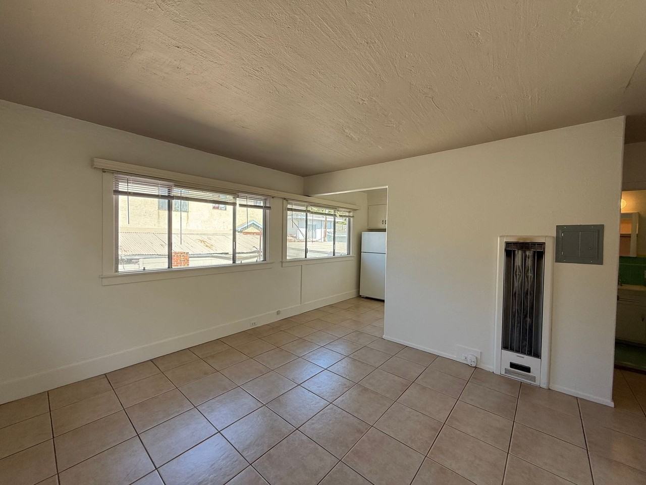 1624 Macarthur Blvd - Photo 3 of 10