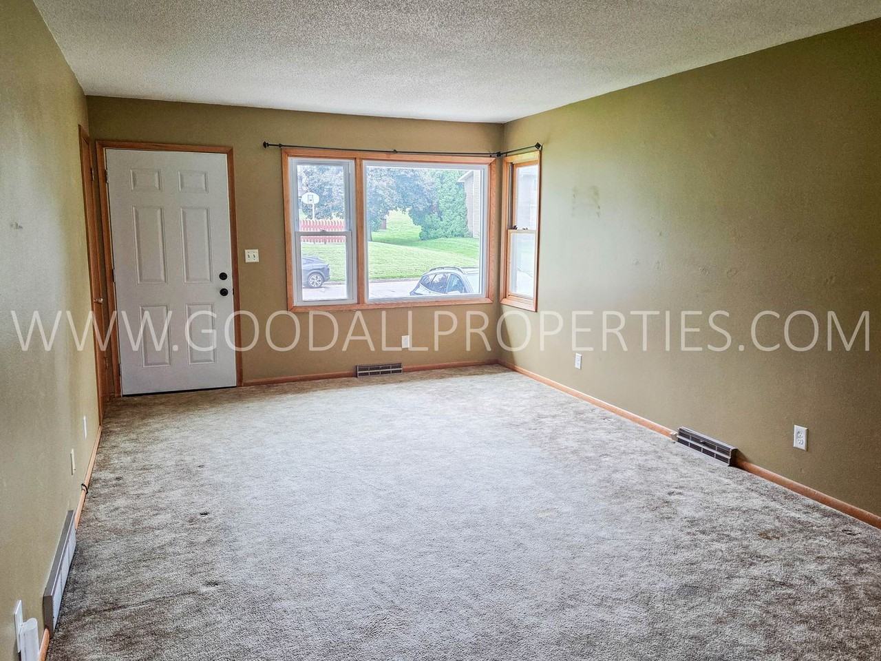 2412 Evelyn St - Photo 5 of 10