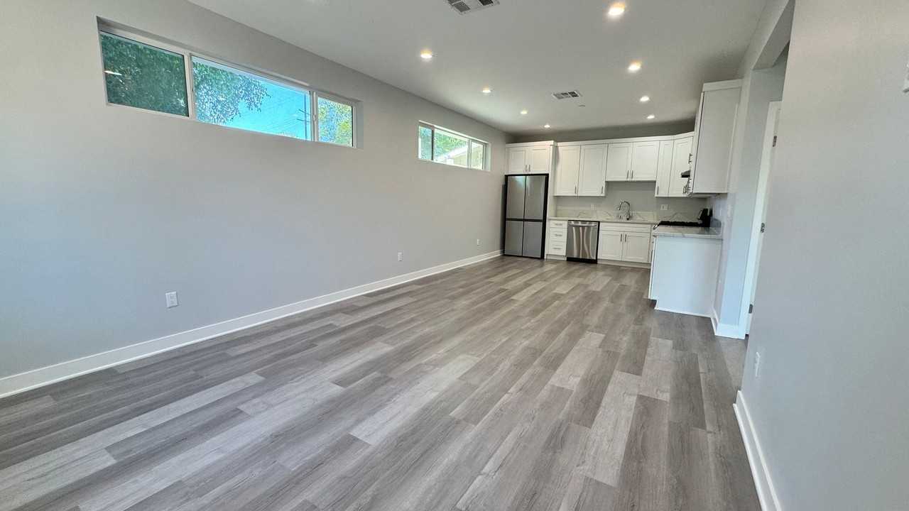 10632 Haskell Ave - Photo 3 of 13