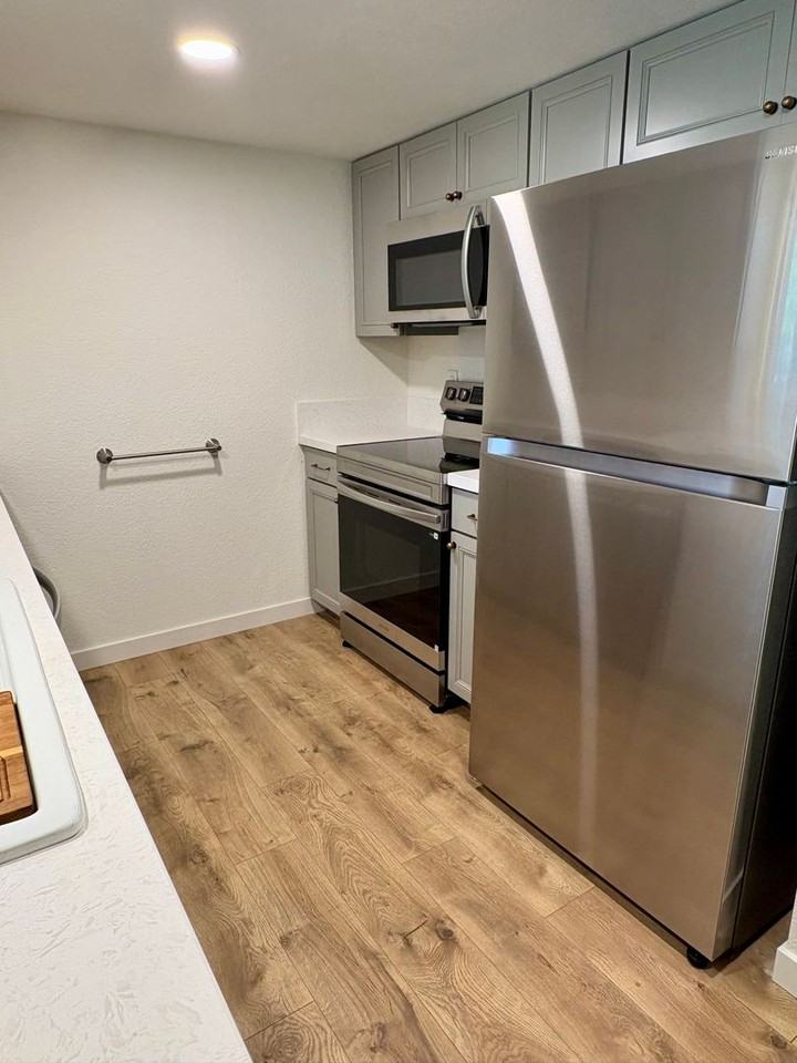 300 Shafer Ln Apt I2 - Photo 3 of 15