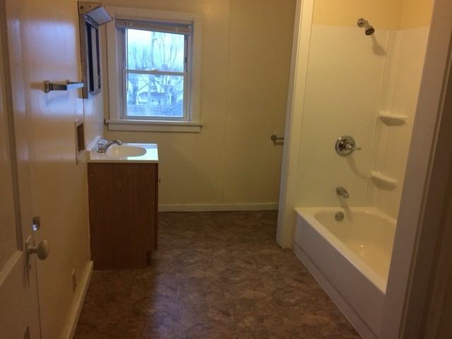 629 1/2 Putnam St - Photo 5 of 6